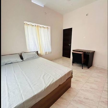 Home At Guruvayur 2 Ac Room,1 Single Bed,Kitchen Eksteriør billede