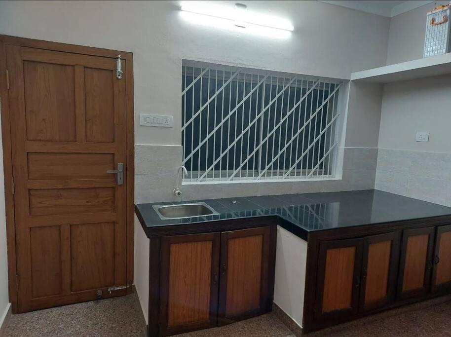 Home At Guruvayur 2 Ac Room,1 Single Bed,Kitchen Eksteriør billede
